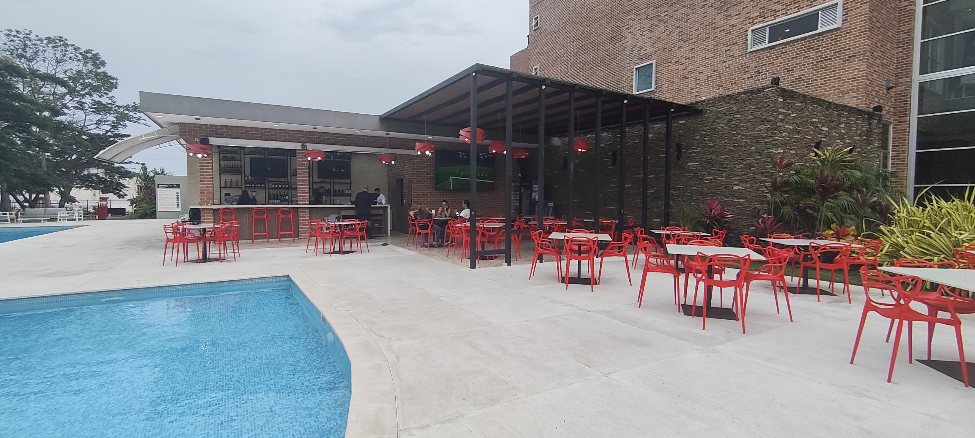 Oasis Pool & Bar